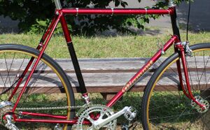 Diamant Rennrad-Rahmen (Modell 35 701) aufgearbeitet von Fahrrad Linke. Markant ist neben dem handgemalten Diamant-Schriftzug vor allem die dezente Linierung mit den in sich verschlungenen Linien. Verschiedene Stile bekannt; teilweise auch mit eigenem Steuerkopfschild.