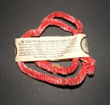 Nabenputzringe "WARO" Zeitraum: frühe 1950er Jahre Hersteller: Walter Rose, Peitz N/L Material: Chenilledraht Bemerkungen: mit Banderole