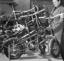 Ausschnitt aus dem vorstehenden Bild. Zu erkennen sind drei Typen/Modelle von Kinderfahrrädern. Das hintere Fahrrad kann als Modell "Teddy-Sport" identifiziert werden. Auffallend sind bei allenTypen/Modellen die Kettenblätter herkömmlicher Größe (also für Touren-/Sporträder), ebenso die allgemein üblichen Touren-Blockpedale.